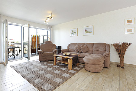 Ferienwohnung „Seewolfs Hafenresidenz“ - Wohnzimmer mit integriertem Küchenbereich