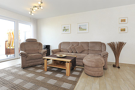 Ferienwohnung „Seewolfs Hafenresidenz“ - Wohnzimmer mit integriertem Küchenbereich