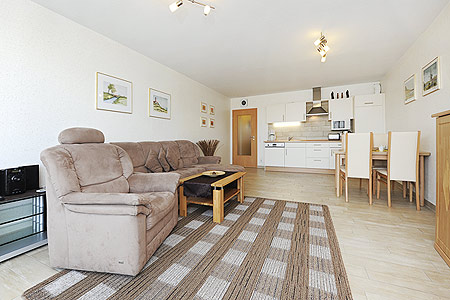 Ferienwohnung „Seewolfs Hafenresidenz“ - Wohnzimmer mit integriertem Küchenbereich