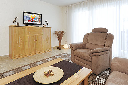 Ferienwohnung „Seewolfs Hafenresidenz“ - Wohnzimmer mit integriertem Küchenbereich