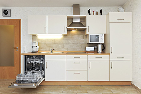 Ferienwohnung „Seewolfs Hafenresidenz“ - Wohnzimmer mit integriertem Küchenbereich