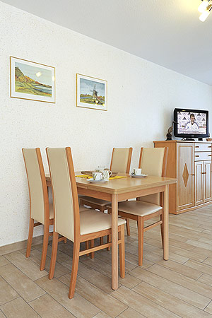 Ferienwohnung „Seewolfs Hafenresidenz“ - Wohnzimmer mit integriertem Küchenbereich