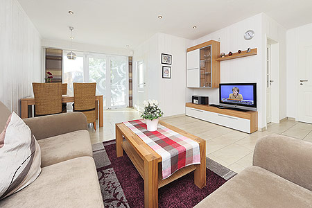 Ferienwohnung „Seute Deern“ - Wohnzimmer mit integriertem Küchenbereich