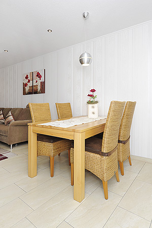 Ferienwohnung „Seute Deern“ - Wohnzimmer mit integriertem Küchenbereich