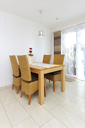 Ferienwohnung „Seute Deern“ - Wohnzimmer mit integriertem Küchenbereich