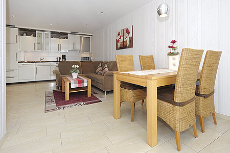 Ferienwohnung „Seute Deern“ - Wohnzimmer mit integriertem Küchenbereich