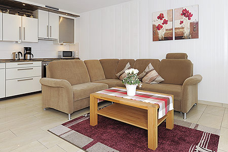 Ferienwohnung „Seute Deern“ - Wohnzimmer mit integriertem Küchenbereich