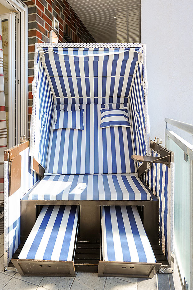 Ferienwohnung „Westerdam“ - Wohnzimmer mit integriertem Küchenbereich