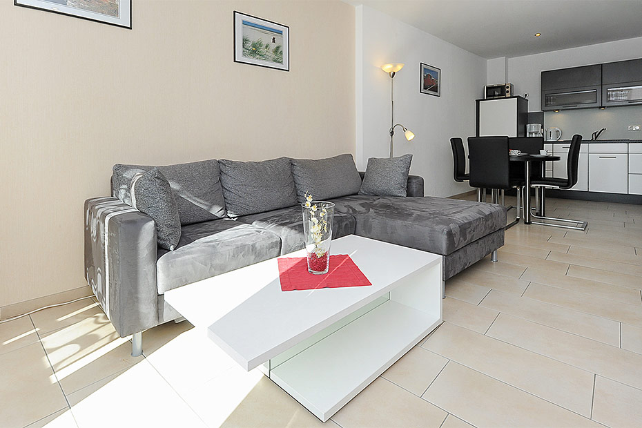 Ferienwohnung „Westerdam“ - Wohnzimmer mit integriertem Küchenbereich