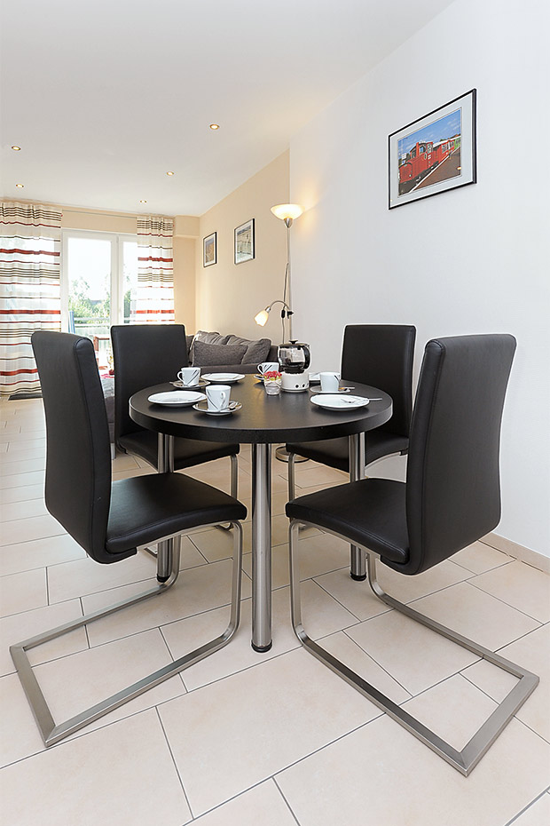 Ferienwohnung „Westerdam“ - Wohnzimmer mit integriertem Küchenbereich