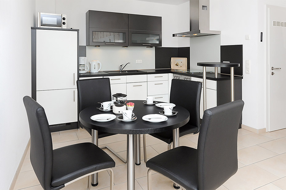 Ferienwohnung „Westerdam“ - Wohnzimmer mit integriertem Küchenbereich