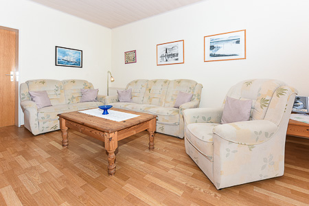 Ferienhaus „Weiße Robbe“ - Wohnzimmer mit integriertem Küchenbereich