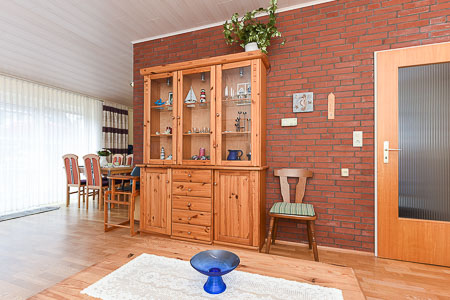 Ferienhaus „Weiße Robbe“ - Wohnzimmer mit integriertem Küchenbereich