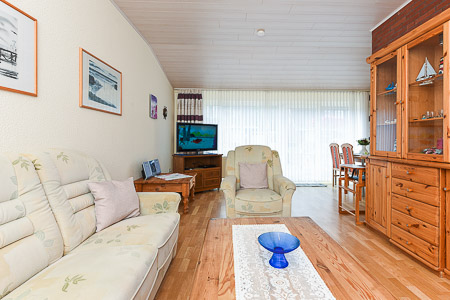 Ferienhaus „Weiße Robbe“ - Wohnzimmer mit integriertem Küchenbereich