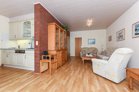 Ferienhaus „Weiße Robbe“ - Wohnzimmer mit integriertem Küchenbereich