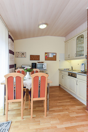 Ferienhaus „Weiße Robbe“ - Wohnzimmer mit integriertem Küchenbereich