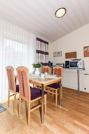 Ferienhaus „Weiße Robbe“ - Wohnzimmer mit integriertem Küchenbereich