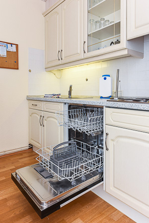 Ferienhaus „Weiße Robbe“ - Wohnzimmer mit integriertem Küchenbereich