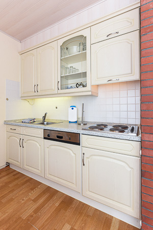 Ferienhaus „Weiße Robbe“ - Wohnzimmer mit integriertem Küchenbereich