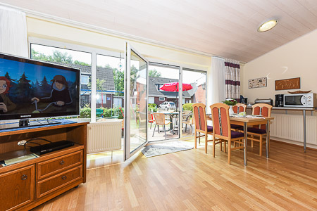 Ferienhaus „Weiße Robbe“ - Wohnzimmer mit integriertem Küchenbereich