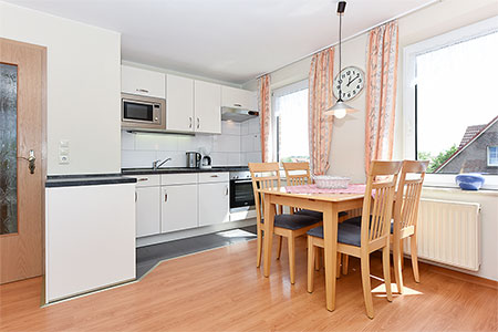 Ferienwohnung „Strandflieder“ - Wohnzimmer mit integriertem Küchenbereich