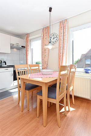 Ferienwohnung „Strandflieder“ - Wohnzimmer mit integriertem Küchenbereich