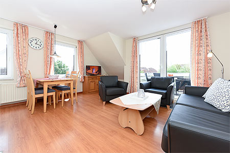 Ferienwohnung „Strandflieder“ - Wohnzimmer mit integriertem Küchenbereich