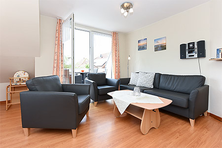 Ferienwohnung „Strandflieder“ - Wohnzimmer mit integriertem Küchenbereich