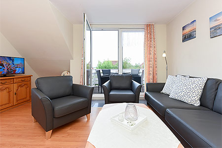 Ferienwohnung „Strandflieder“ - Wohnzimmer mit integriertem Küchenbereich