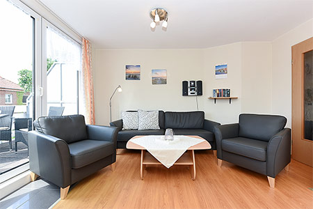 Ferienwohnung „Strandflieder“ - Wohnzimmer mit integriertem Küchenbereich