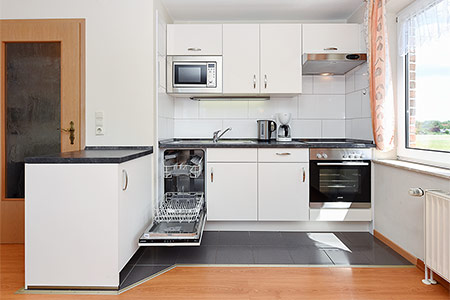 Ferienwohnung „Strandflieder“ - Wohnzimmer mit integriertem Küchenbereich