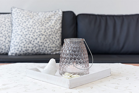 Ferienwohnung „Strandflieder“ - Wohnzimmer mit integriertem Küchenbereich