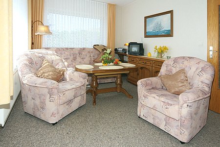 Ferienwohnung 1 - Wohnzimmer mit integriertem Küchenbereich