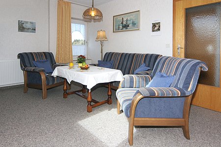 Ferienwohnung 2 - Wohnzimmer mit integriertem Küchenbereich