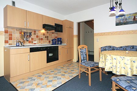 Ferienwohnung „Krabbe“ - Wohnzimmer mit integriertem Küchenbereich