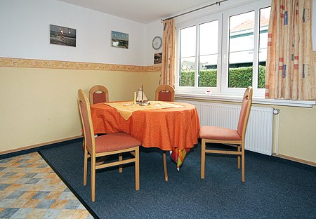Ferienwohnung „Seestern“ - Wohnzimmer mit integriertem Küchenbereich