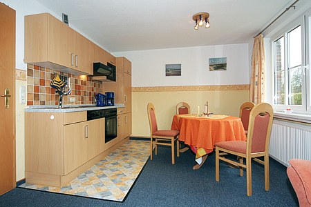 Ferienwohnung „Seestern“ - Wohnzimmer mit integriertem Küchenbereich