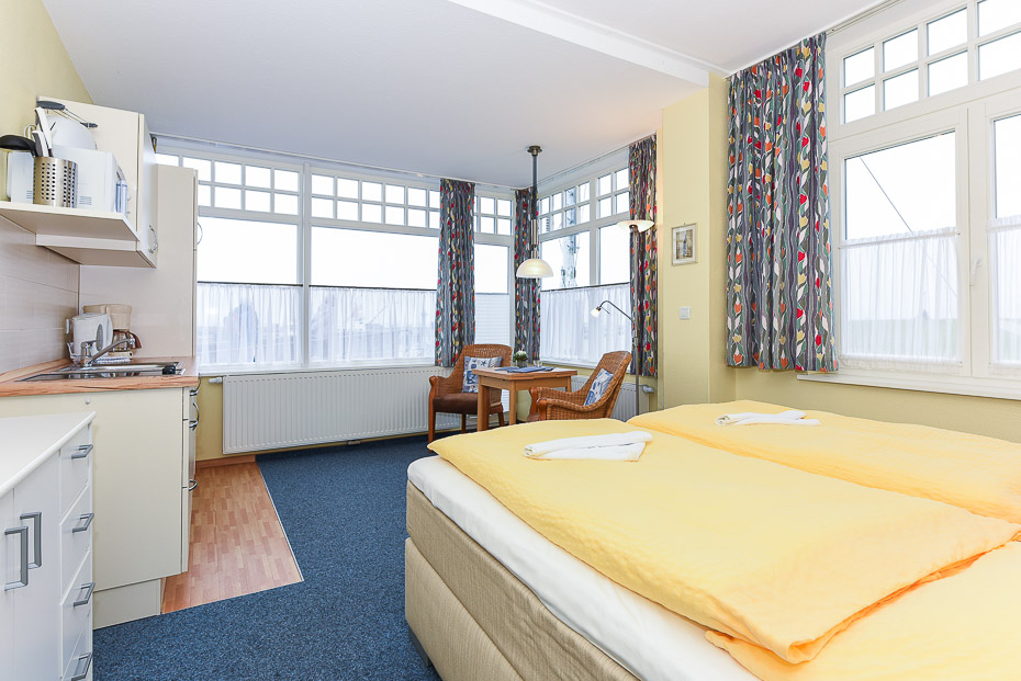 Apartment „Pamir“ - Wohn- und Schlafraum mit integriertem Küchenbereich