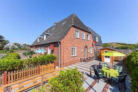 Ferienwohnung „Strandmuschel“ - Unser Haus mit dem separaten Ferienwohnungs-Eingang und der Terrasse