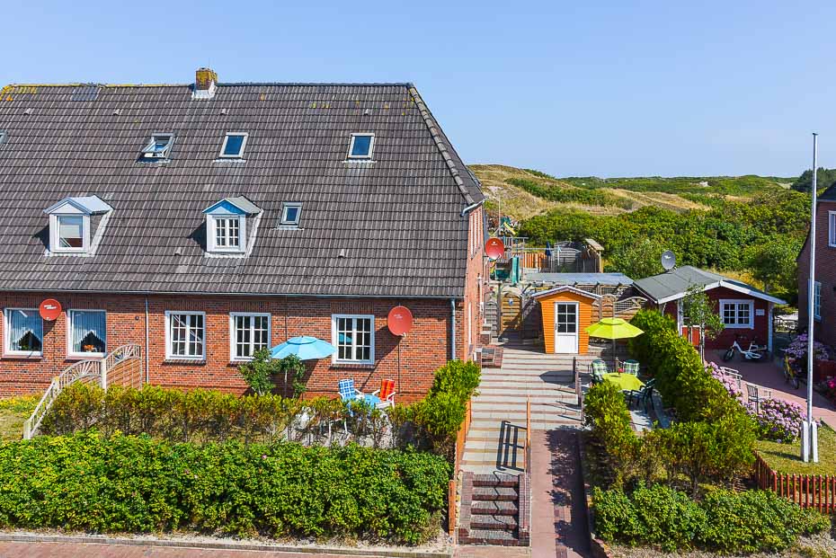Ferienwohnung „de Badmeester“ - Außenansicht mit Terrasse