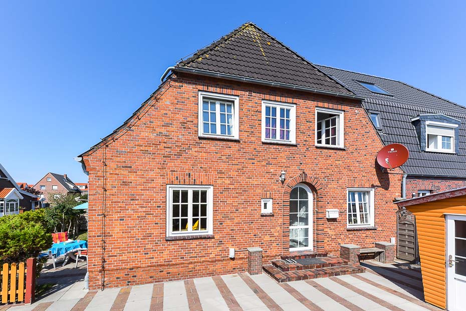 Ferienwohnung „de Badmeester“ - Unser Haus mit dem separaten Ferienwohnungs-Eingang und der Terrasse
