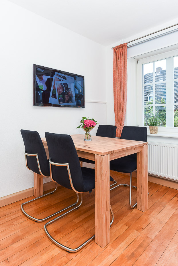 Ferienwohnung „de Badmeester“ - Wohnzimmer mit integriertem Küchenbereich