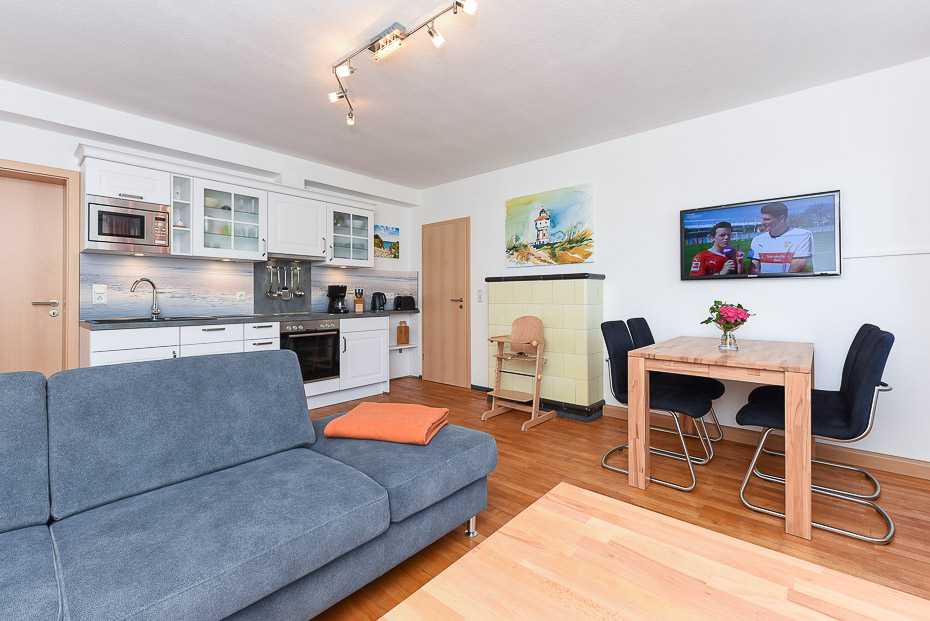 Ferienwohnung „de Badmeester“ - Wohnzimmer mit integriertem Küchenbereich