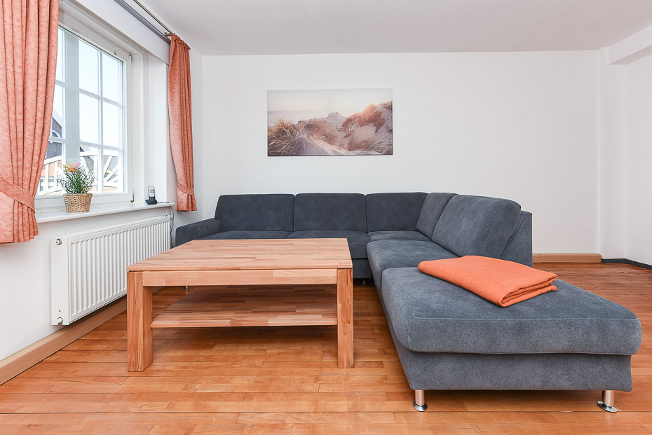 Ferienwohnung „de Badmeester“ - Wohnzimmer mit integriertem Küchenbereich