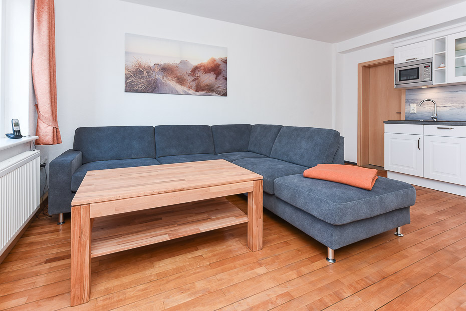 Ferienwohnung „de Badmeester“ - Wohnzimmer mit integriertem Küchenbereich