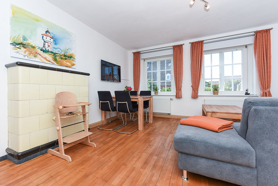 Ferienwohnung „de Badmeester“ - Wohnzimmer mit integriertem Küchenbereich