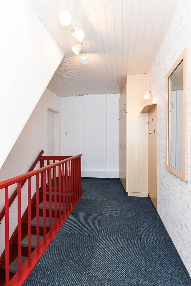 Ferienwohnung „Dünenblick“ - Treppenaufgang und Flur