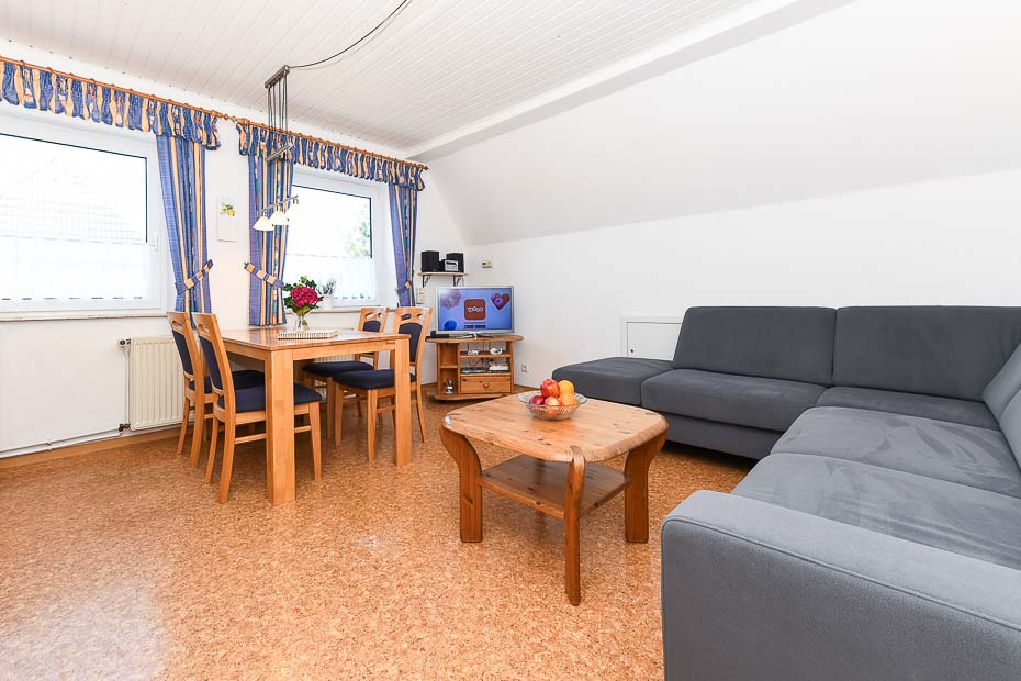 Ferienwohnung „Dünenblick“ - Wohnzimmer mit integriertem Küchenbereich
