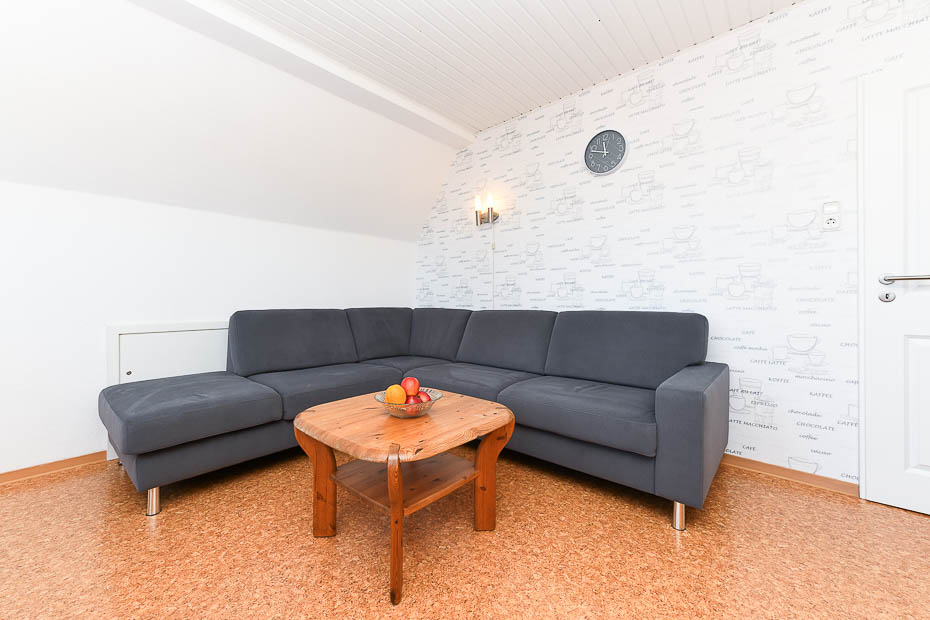 Ferienwohnung „Dünenblick“ - Wohnzimmer mit integriertem Küchenbereich