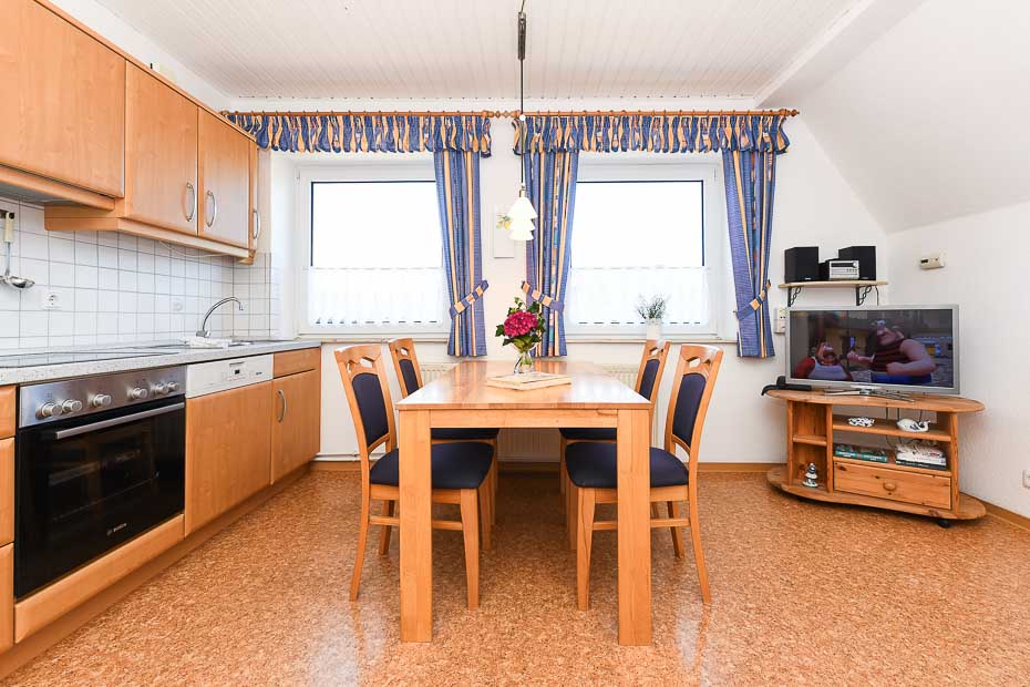 Ferienwohnung „Dünenblick“ - Wohnzimmer mit integriertem Küchenbereich